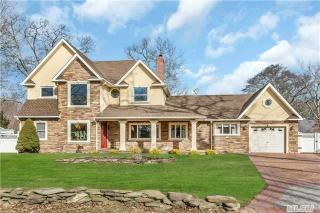 67 Shore Dr, Oakdale, NY 11769-1925