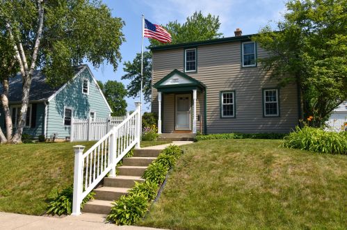 8611 Stuth Ave, Milwaukee, WI 53227-3739