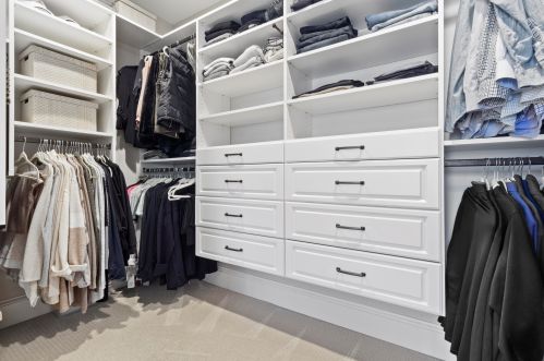 6162 Washington Cir, Milwaukee WI 53213-2472 exterior