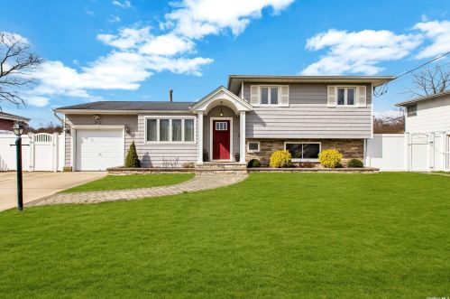 212 23rd St, Deer Park, NY 11729-4816