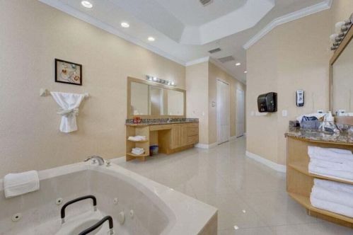 160 Saratoga Ave, Fort Pierce FL  34953-5974 exterior