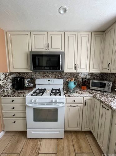 28136 Royal Rd, Santa Clarita, CA 91384-3024