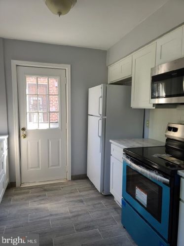 7718 Fairfield St, Philadelphia, PA 19152-3919