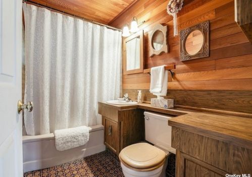 34 Flagstone Ln, Westbury NY  11590-6531 exterior