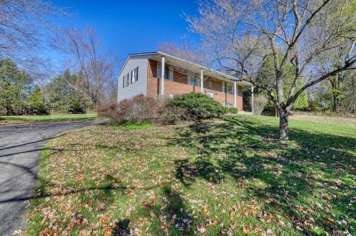 29 Diddell Rd, New Hamburg, NY 12590-6227