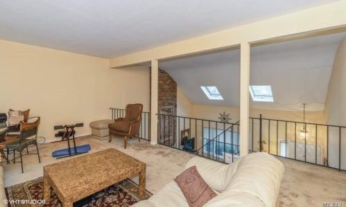 6 Kerri Ct, Huntington Station NY  11746-2000 exterior