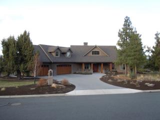 3240 Colonial Dr, Bend OR  97701-5516 exterior