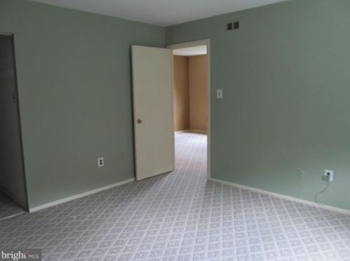 2053 Harbour Dr, Palmyra NJ 08065-1113 exterior