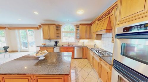 5 Amanda Ct, White Plains NY  10607-2418 exterior