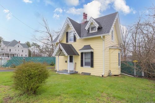 82 Main St, Stony Point, NY 10980-1629