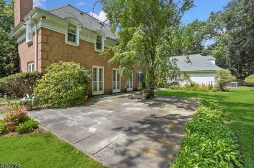 400 Larger Cross Rd, Bedminster NJ  07921-2724 exterior