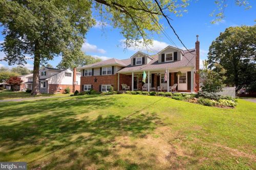 210 Wayne Dr, Riverton, NJ 08077-3843