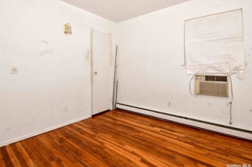 43 Julie Cres, Central Islip NY  11722-4907 exterior