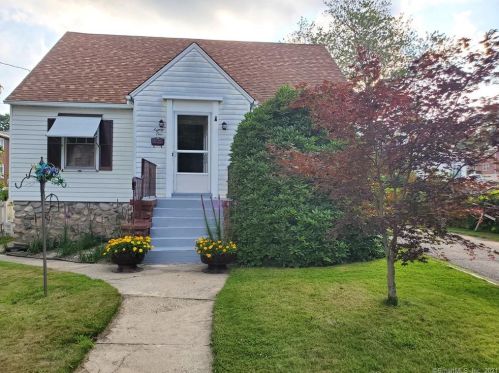 81 Toros Ave, Waterbury, CT 06704-2651