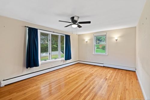 8 Sautter Dr, Uncasville CT  06382-1829 exterior