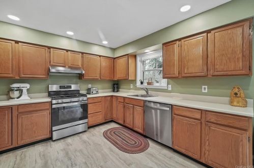 3 Geering Way, Fishkill NY  12524-1136 exterior