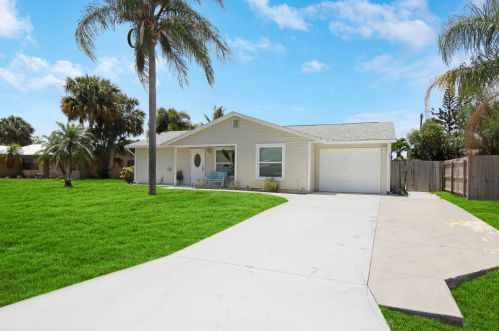 2432 Marseille St, Fort Pierce, FL 34952-7281