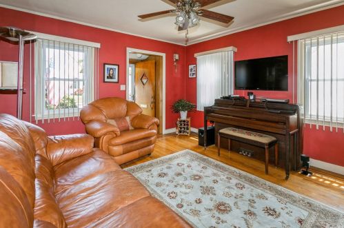 23 Kent St, New Hyde Park, NY 11040-2401