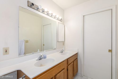 501 Sunrise Dr, Gilbert AZ  85233-6732 exterior