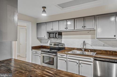 5001 Sunset Dr, Harrisburg PA  17112-2168 exterior