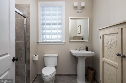 15909 Paynes Farm Dr, Haymarket VA  20169-8123 exterior