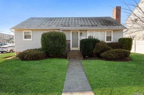 201 Sycamore Ave, Bethpage, NY 11714-1714