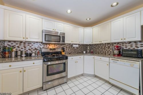 23 Edgefield Dr, Greystone Park NJ  07950-1967 exterior