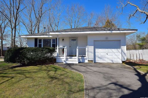 50 Avenue A, Holbrook, NY 11741-2010
