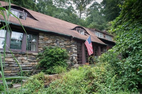 220 Mountain Rd, Pleasantville NY  10570-1943 exterior