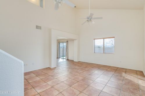 5369 Crowley Ln, Tucson, AZ 85705-4943