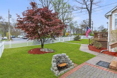 42 Cardoza Ave, Mohegan Lake, NY 10547-1102