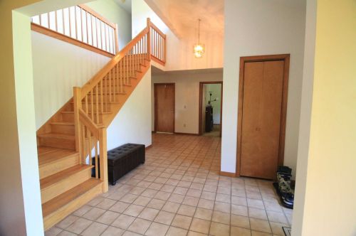 27 Patricia Dr, Pleasant Valley, NY 12569-5500