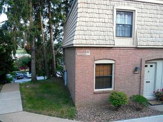 709 Pennsbury Blvd, Pittsburgh, PA 15205-1621