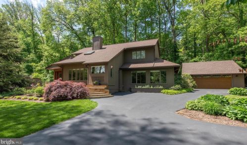810 Conodoguinet Dr, Camp Hill, PA 17011-1610
