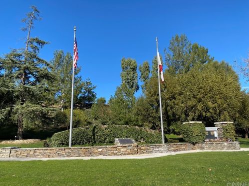 25745 Perlman Pl, Santa Clarita CA  91381-2353 exterior