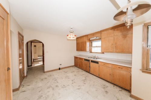 3835 52, Milwaukee WI 53220-3208 exterior