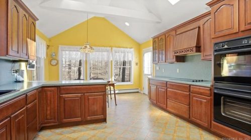40 Old Sawmill Rd, Bridgeport, CT 06611-3355