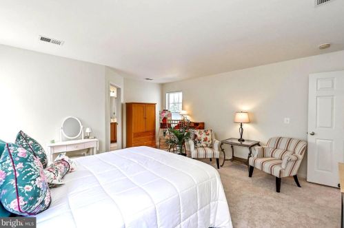34 Stocks St, Lovettsville VA  20180-8640 exterior