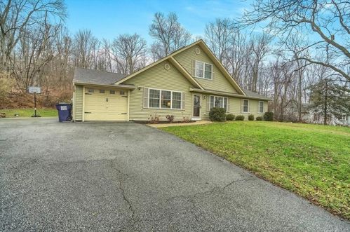 6 Lakeview Dr, Warwick, NY 10990-3026