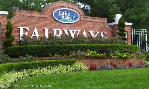 81 Eagle Ridge Cir, Lakewood, NJ 08701-5822