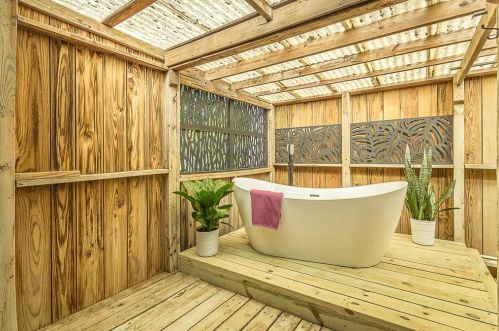 211 Bayshore Dr, Saint George Island FL  32328-3365 exterior