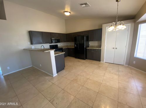 1048 Canal Dr, Gilbert, AZ 85296-3987