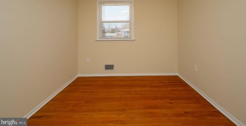 16 Gloucester Ln, Trenton NJ  08618-1006 exterior