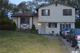 2803 Sandra Ct, Gordon Heights, NY 11763-2114