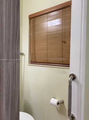 874 70th Pl, Hialeah FL  33014-5220 exterior