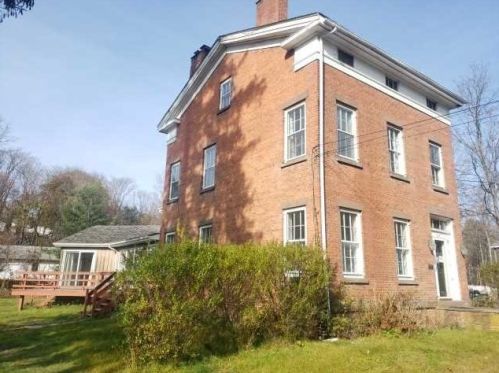49 North Ave, Pleasant Valley NY  12569-7943 exterior