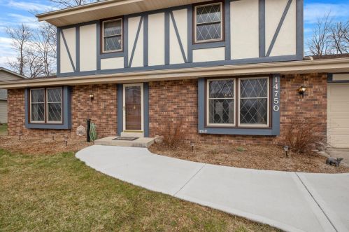 14750 Mayflower Dr, Waukesha, WI 53151-6714