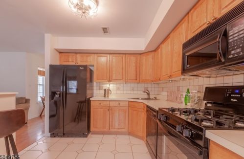 18 Springholm Dr, Berkeley Heights NJ  07922-2721 exterior