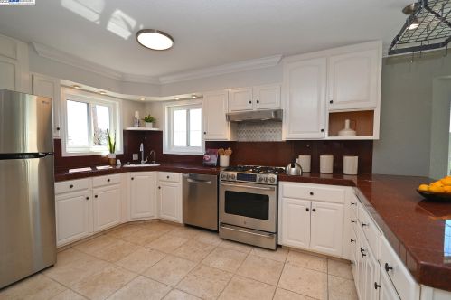 2400 Prosperity Way, San Leandro CA  94578-1124 exterior