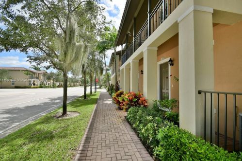 1220 147th Ave, Hollywood FL  33027-6172 exterior